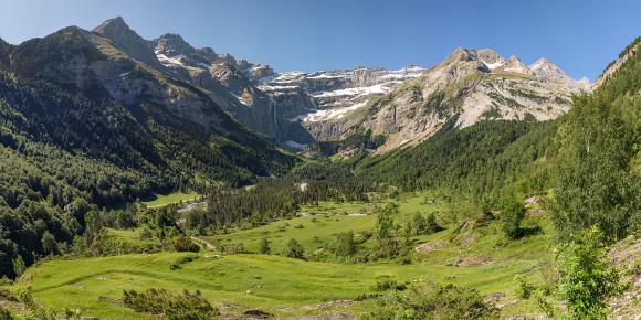 Cirque_de_Gavarnie,_Haute-Pyrénées,_France.jpg